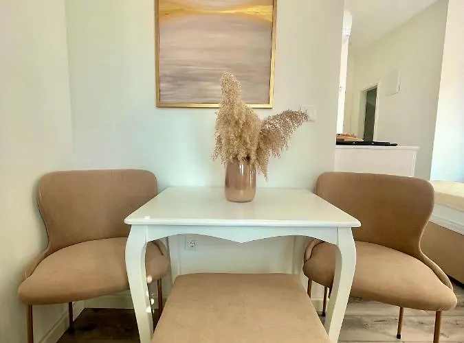 Ida Old Town 게스트하우스 3*